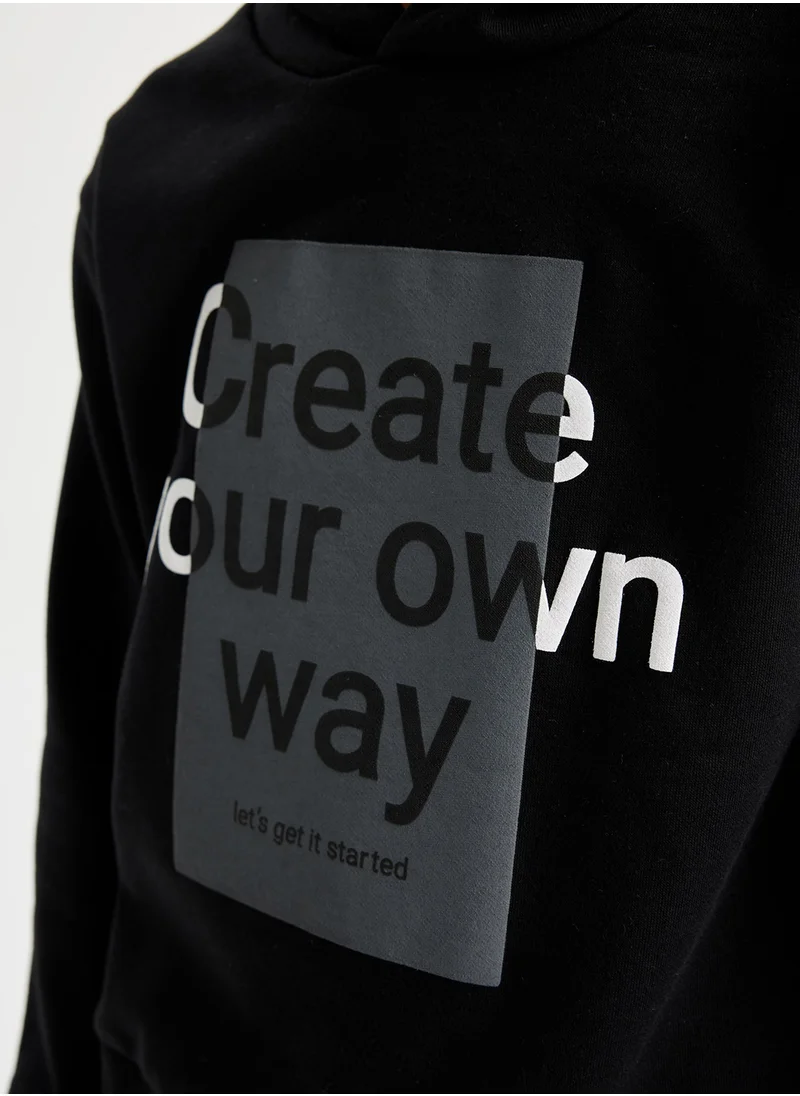 ديفاكتو Hooded Printed Sweatshirt With Elastic Waist Jogger Pants 2-Piece Set