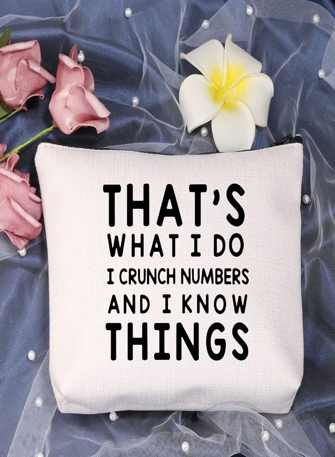 ليفلو هدية محاسب مضحكة من LEVLO: "هذا ما أفعله، أحسب الأرقام وأعرف أشياءً كثيرة". حقائب مكياج، آلة حاسبة، هدايا تخرج للطلاب (هذا ما أفعله، أحسب الأرقام). - Image 3