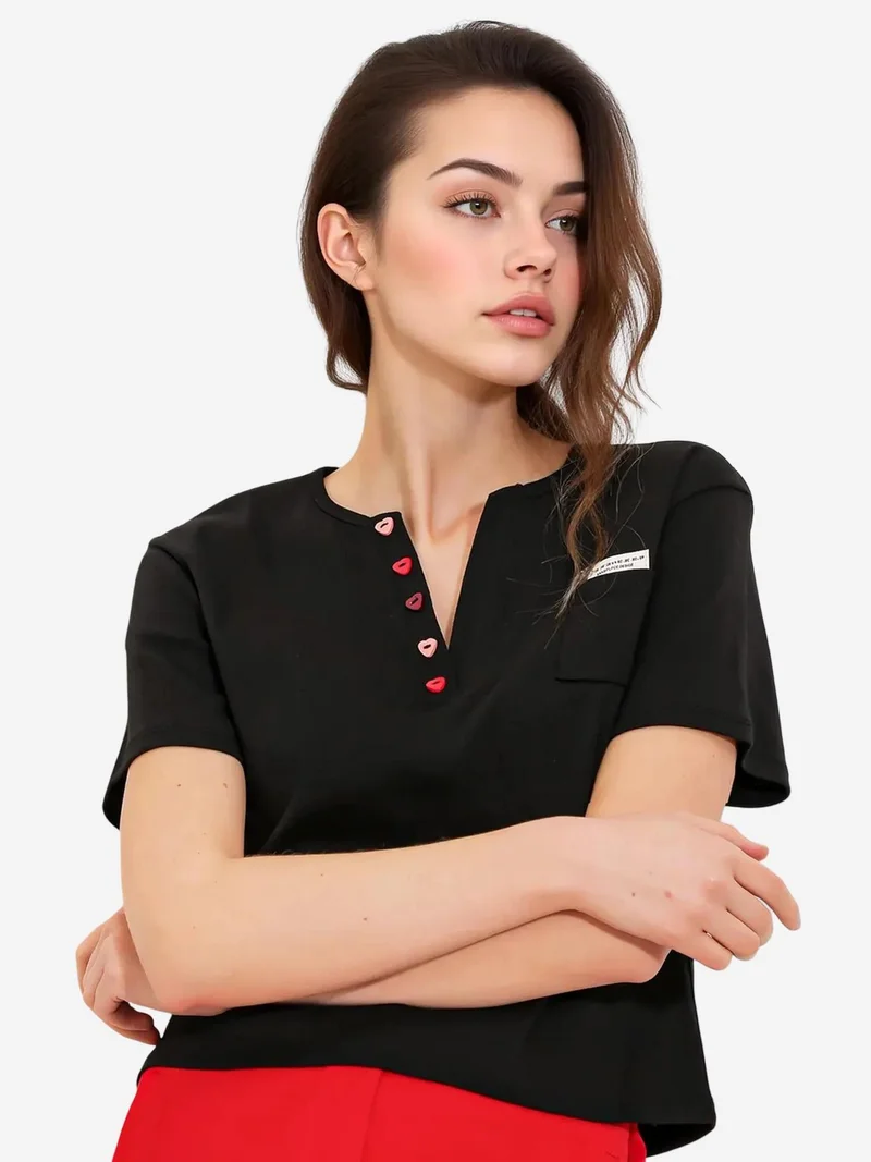 بيغ دارت تي شيرت قطن مريح بأكمام قصيرة وياقة على شكل حرف  وزر