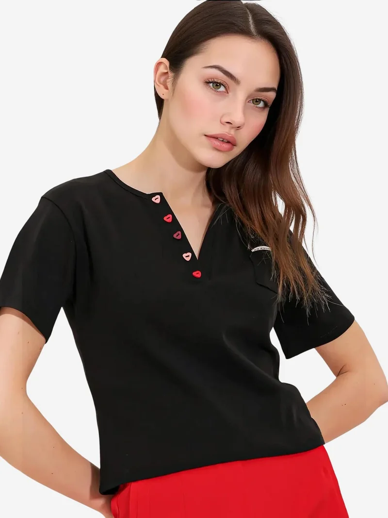 بيغ دارت تي شيرت قطن مريح بأكمام قصيرة وياقة على شكل حرف  وزر