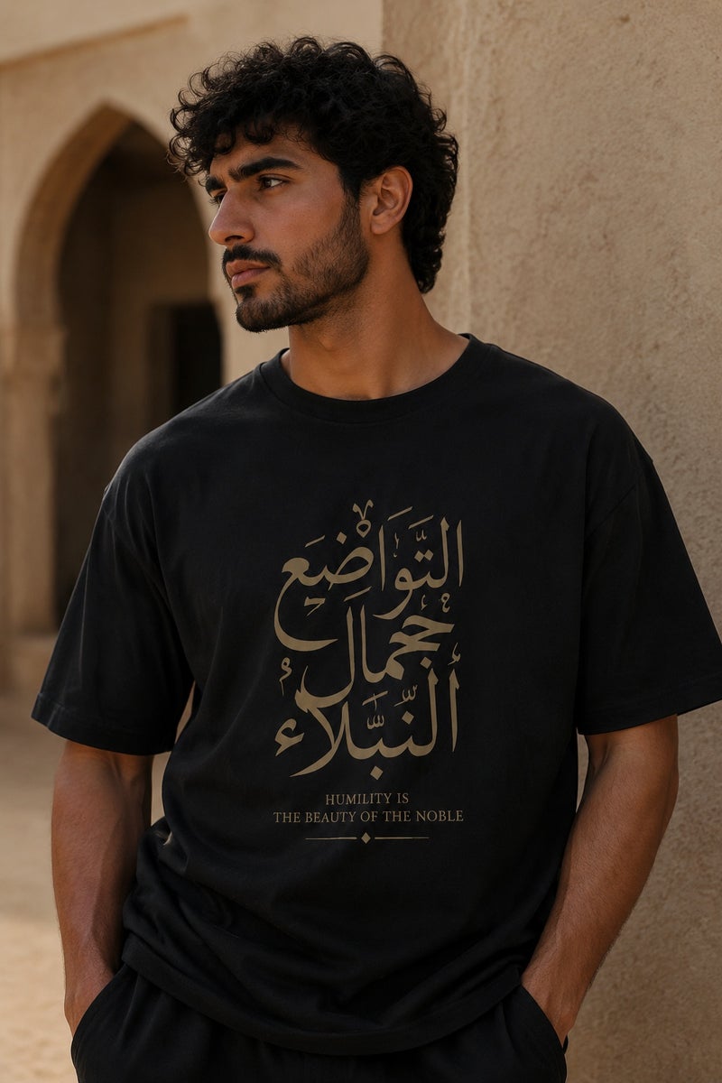 تي شيرت رجالي أسود بطبعة خط عربي أنيق بقصة واسعة وأكمام قصيرة وياقة دائرية - Image 1