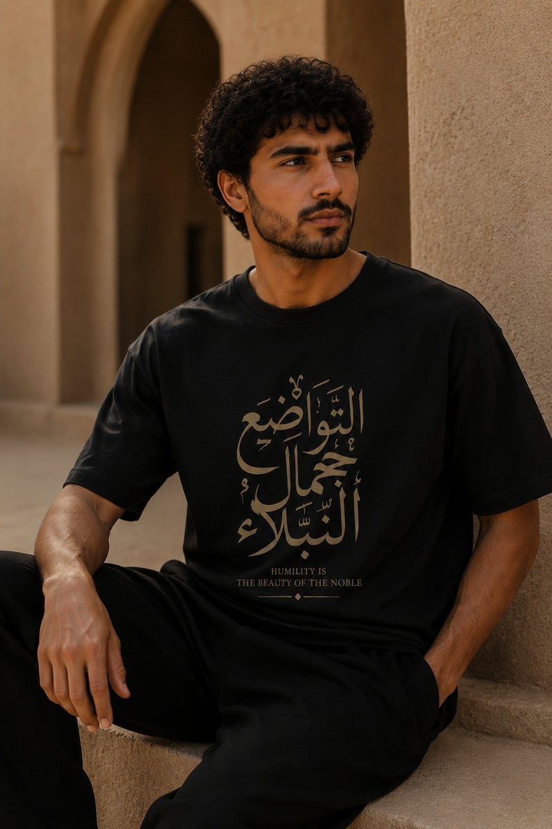 تي شيرت رجالي أسود بطبعة خط عربي أنيق بقصة واسعة وأكمام قصيرة وياقة دائرية - Image 4