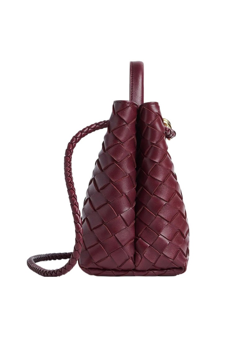 حقيبة VENETA Andiamo حقيبة جلدية بمقبض علوي من VENETA Andiamo مزينة بعقدة مميزة وحزام منزلق على شكل صليب.