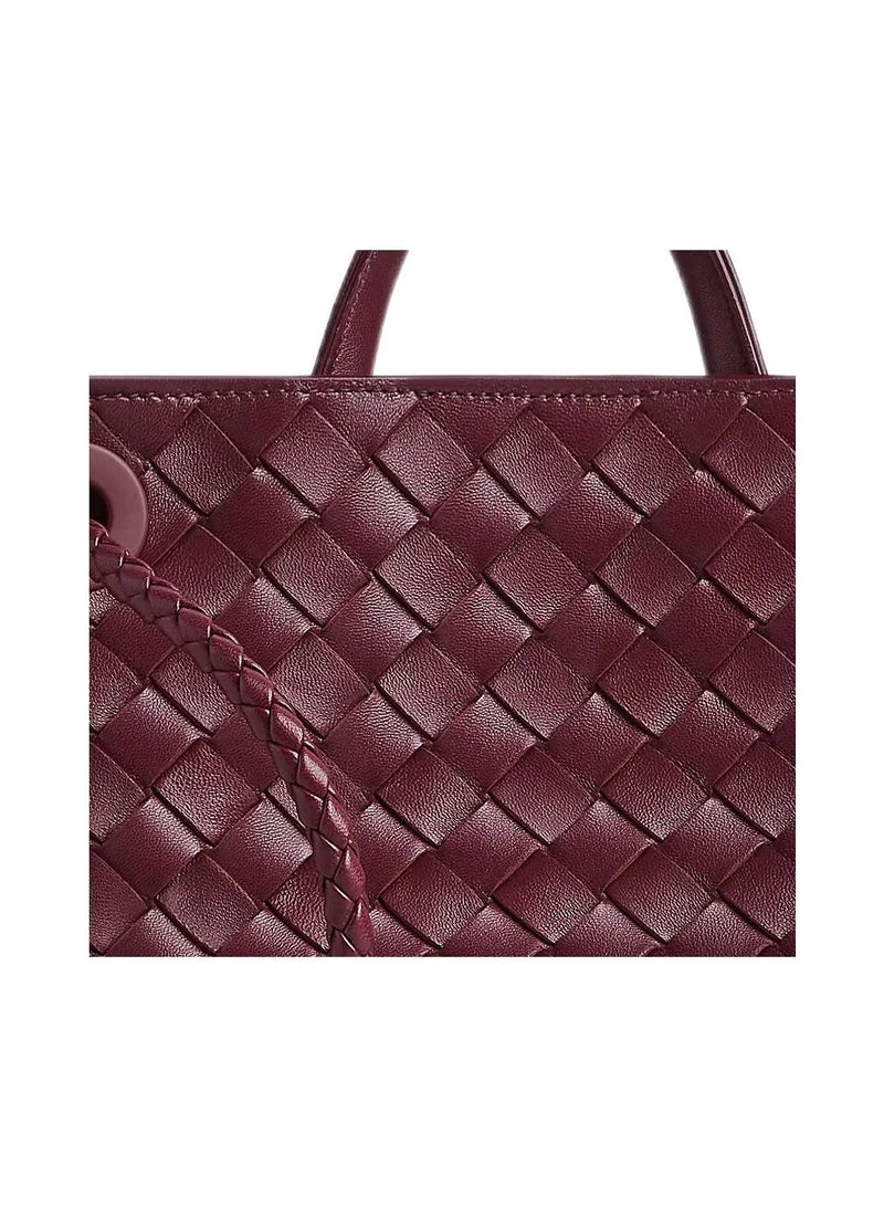 حقيبة VENETA Andiamo حقيبة جلدية بمقبض علوي من VENETA Andiamo مزينة بعقدة مميزة وحزام منزلق على شكل صليب.