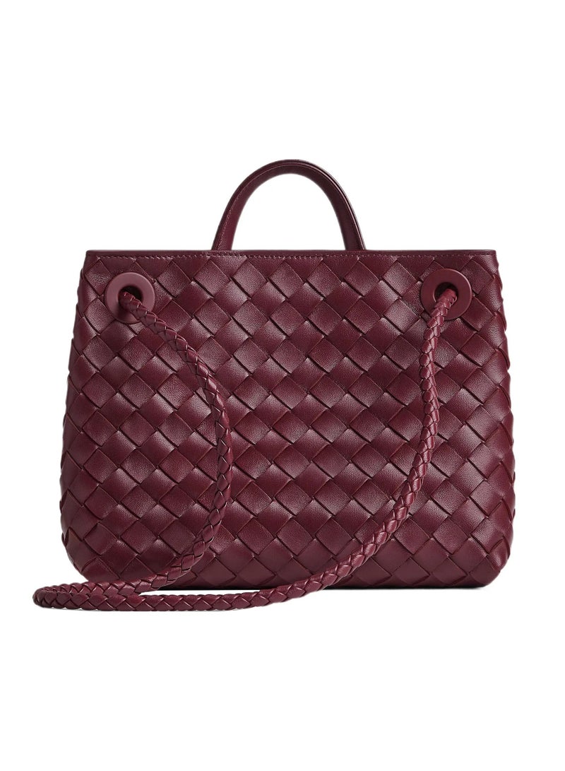 حقيبة VENETA Andiamo حقيبة جلدية بمقبض علوي من VENETA Andiamo مزينة بعقدة مميزة وحزام منزلق على شكل صليب.