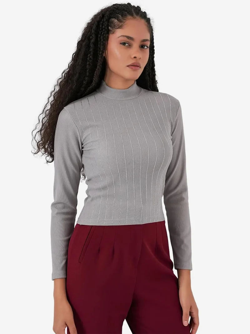 بيغ دارت بلوزة بأكمام طويلة وياقة نصف عالية مخططة بتفاصيل حجرية من