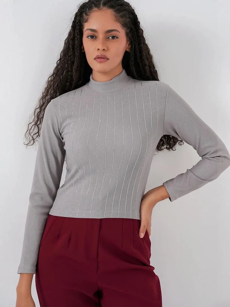 بيغ دارت بلوزة بأكمام طويلة وياقة نصف عالية مخططة بتفاصيل حجرية من