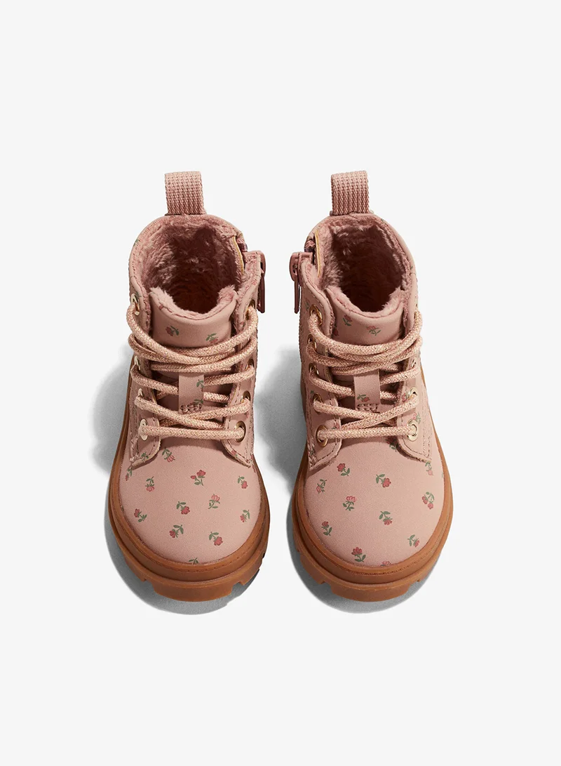 اتش اند ام بوت بأربطة للإغلاق