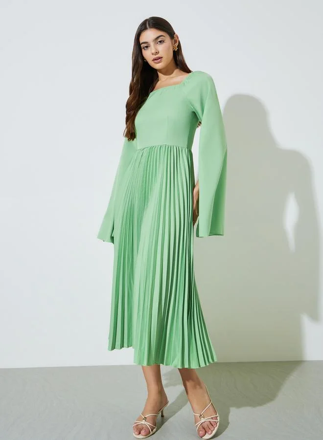 ستايلي Green Cape Sleeves Pleated A-Line Midi Dress