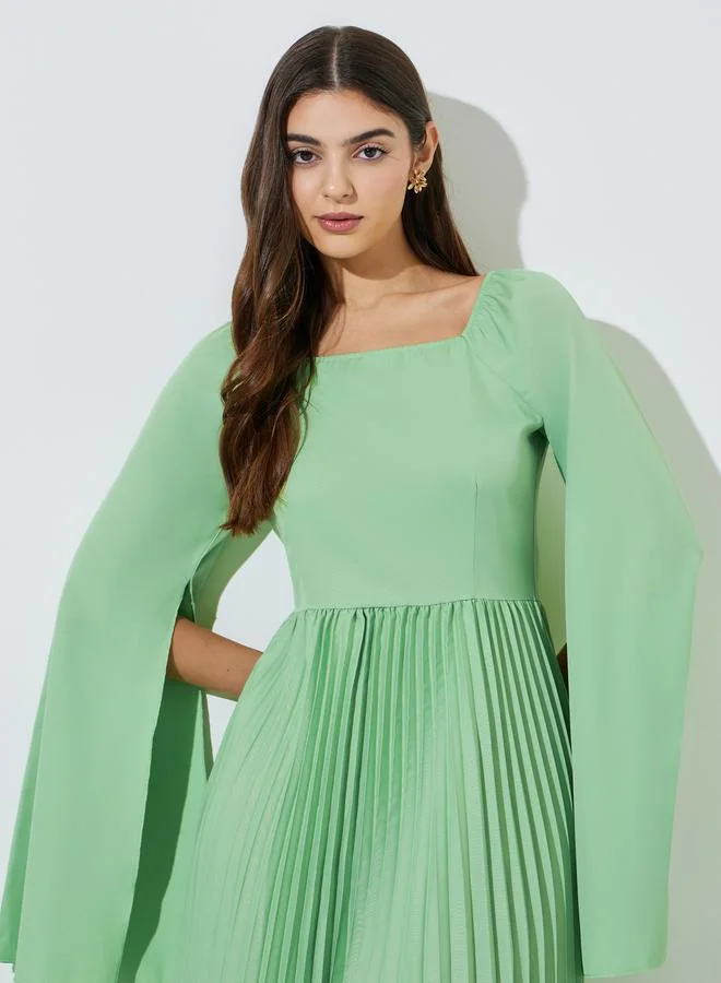 ستايلي Green Cape Sleeves Pleated A-Line Midi Dress
