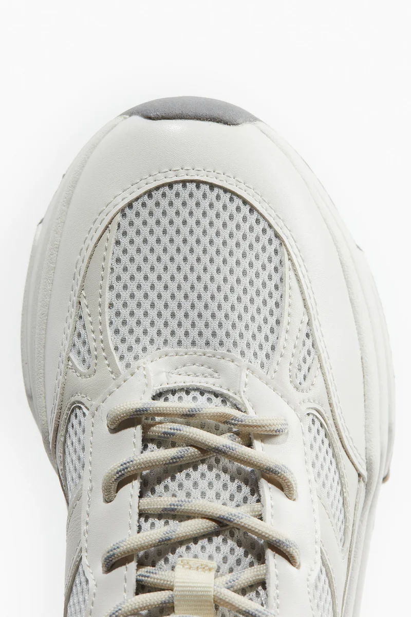 اتش اند ام حذاء رياضي بنعل تشانكي