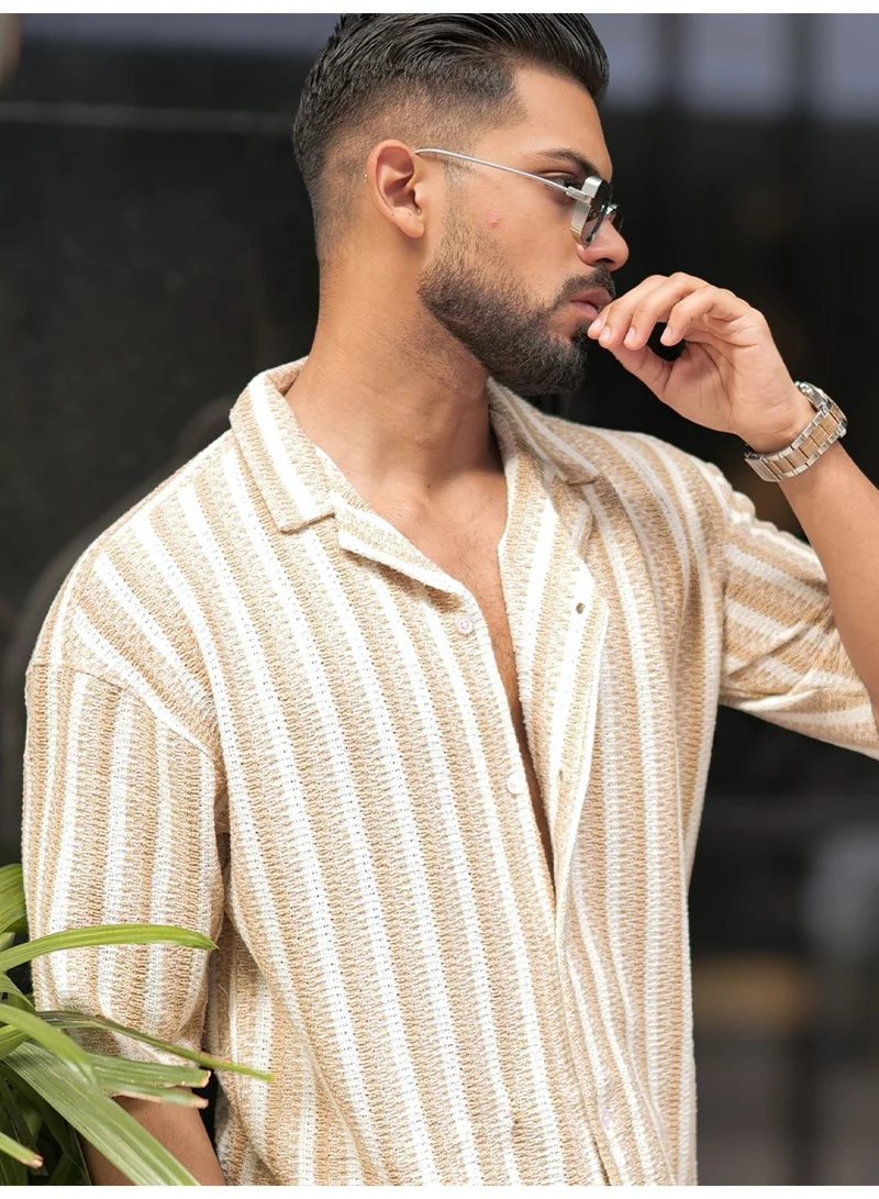 مانياك قميص رجالي واسع مخطط بنصف كم وياقة بيج