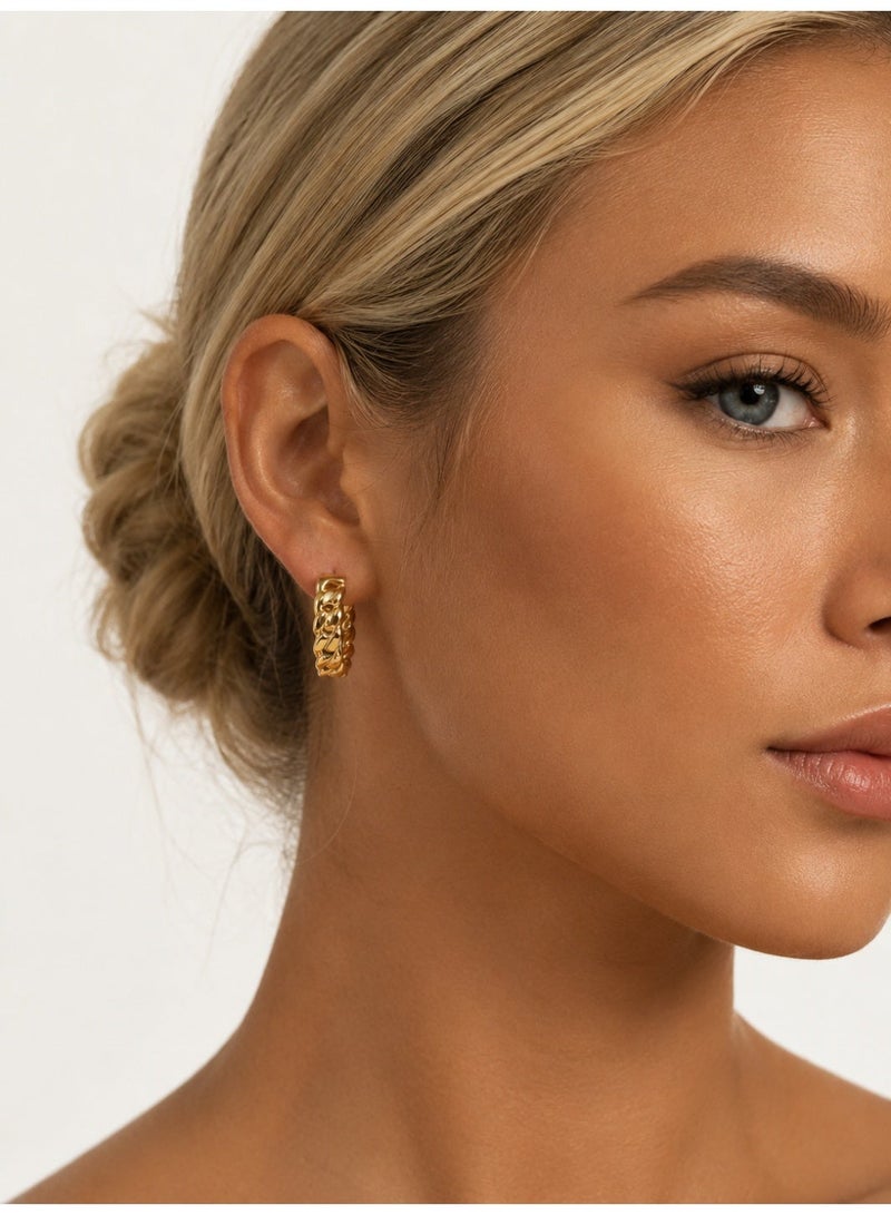 نيفارا أقراط حلقية عصرية بتصميم سلسلة مترابطة وتفاصيل لامعة، تجمع بين البساطة والأناقة لتضيف لمسة مميزة إلى الإطلالات اليومية والمناسبات المختلفة. - Image 4