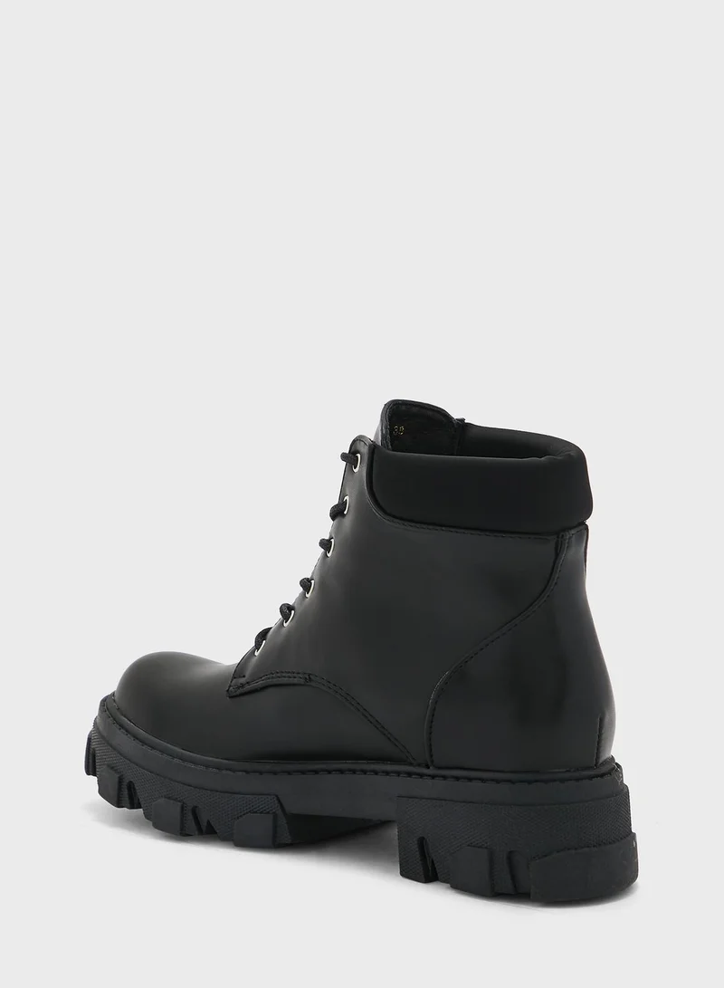 جينجر Lace Up Angle Boots