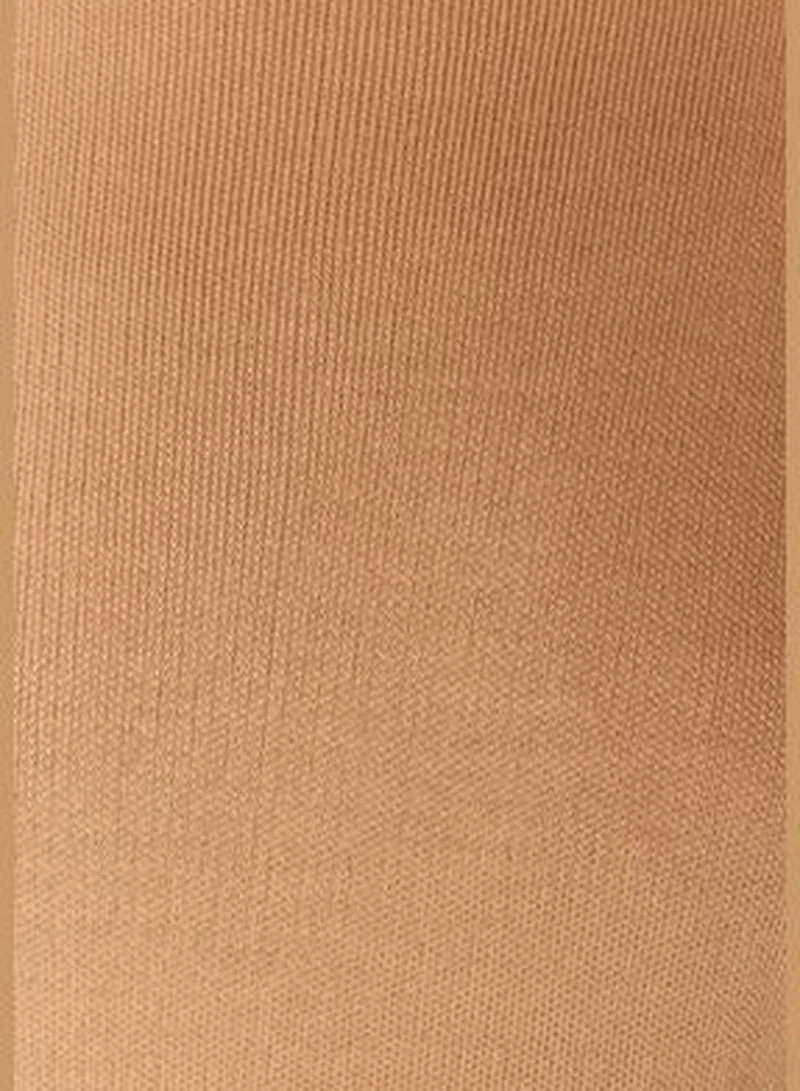ترينديول فستان تريكو طويل مزين باللؤلؤ وحزام بيج TCTAW24EB00016