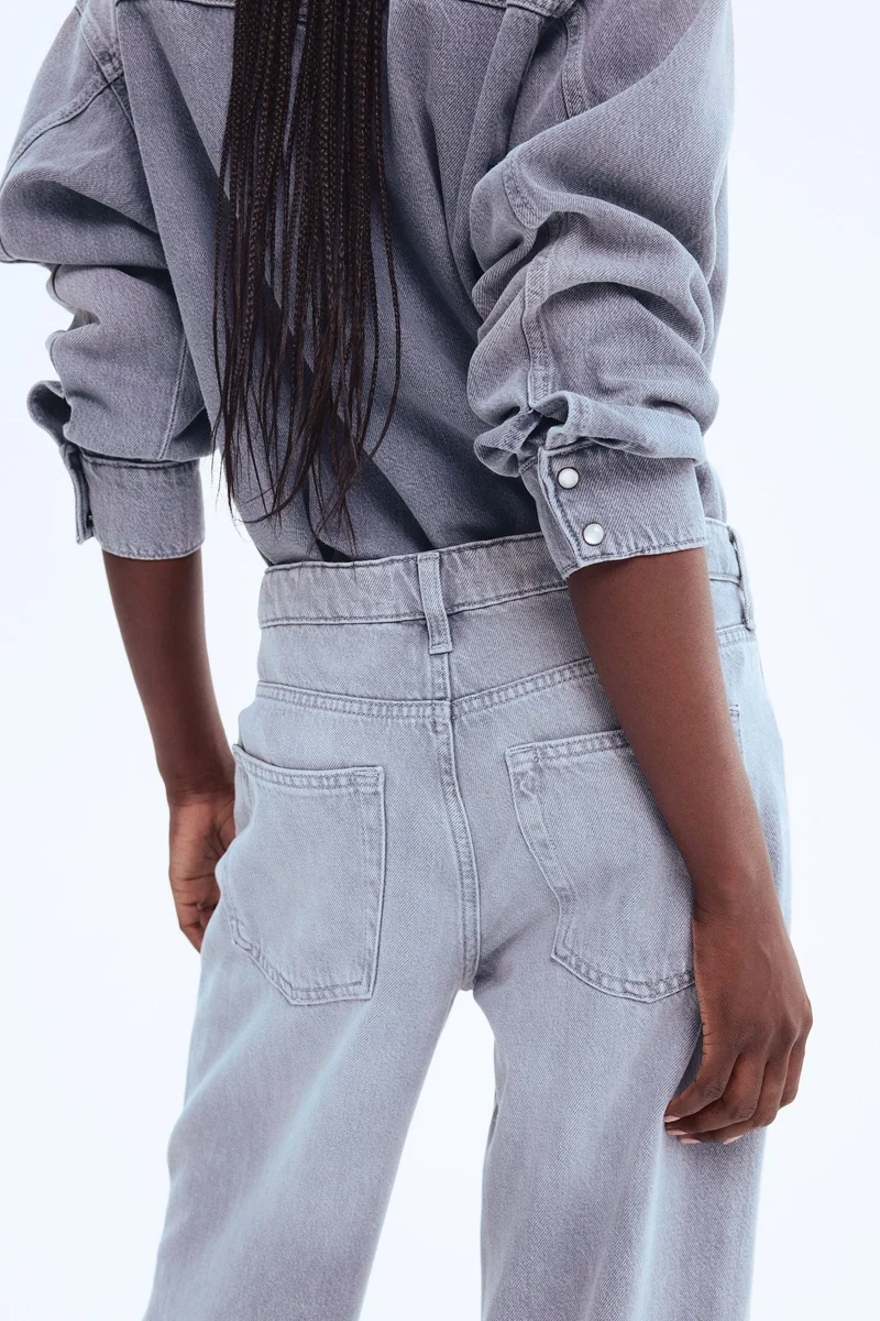 اتش اند ام جينز بقصّة عادية وواسعة من الريش الناعم