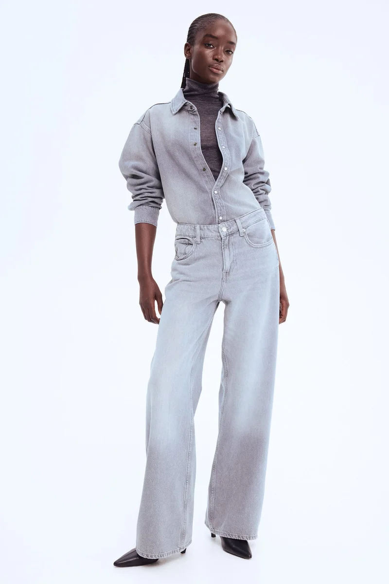 اتش اند ام جينز بقصّة عادية وواسعة من الريش الناعم