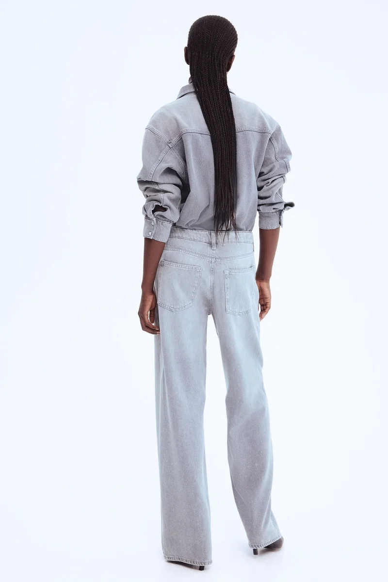 اتش اند ام جينز بقصّة عادية وواسعة من الريش الناعم