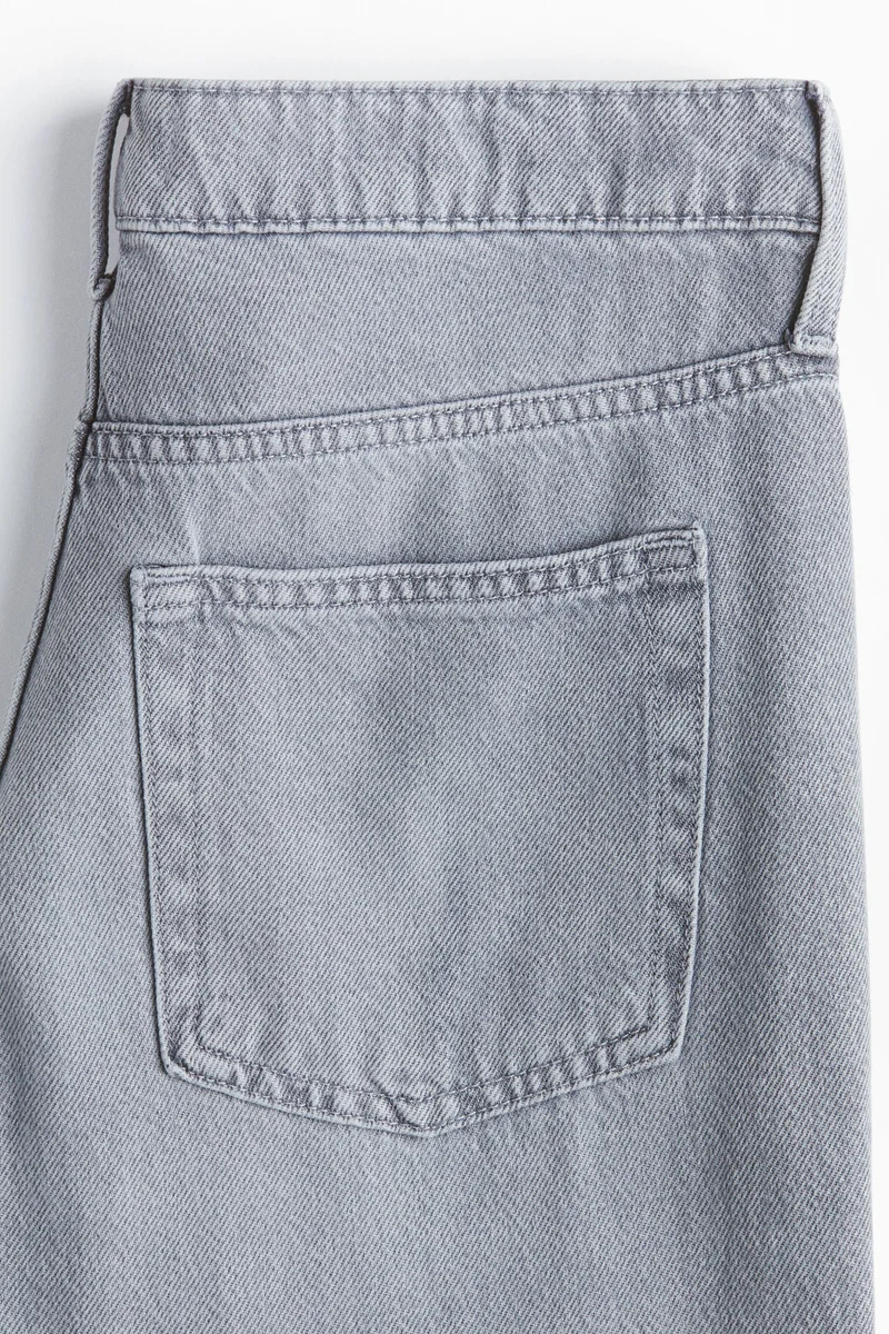 اتش اند ام جينز بقصّة عادية وواسعة من الريش الناعم