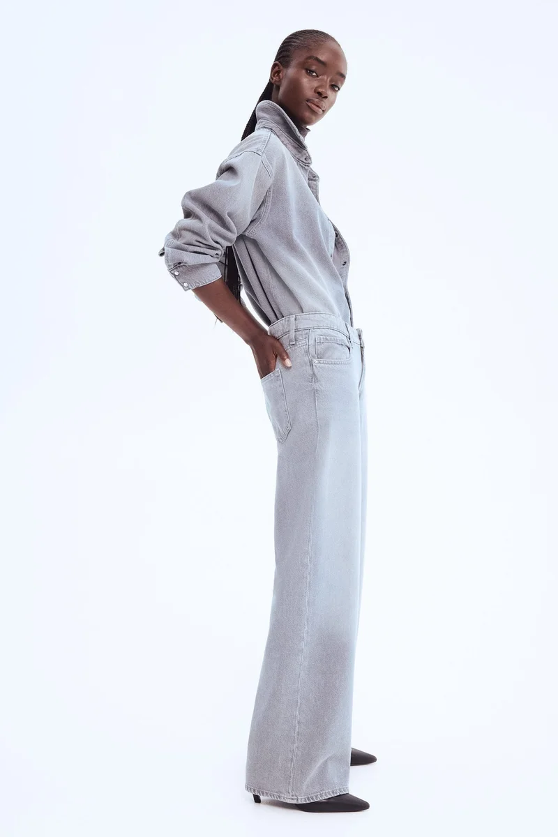 اتش اند ام جينز بقصّة عادية وواسعة من الريش الناعم