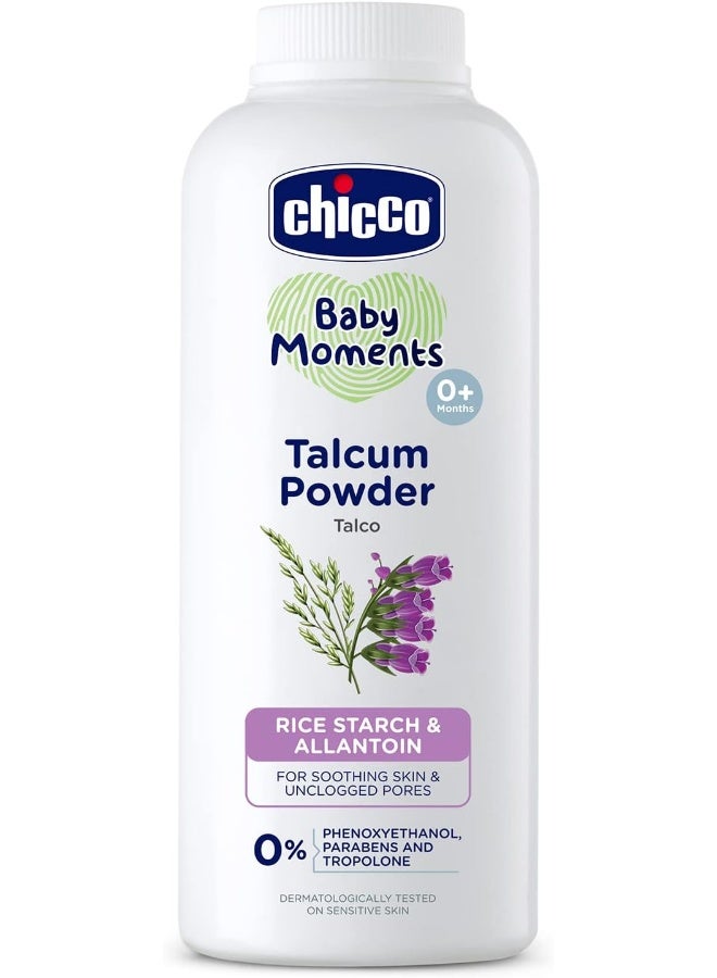 شيكو بودرة التلك بيبي مومنتس من شيكو بمكونات طبيعية، تلطف وترطب بشرة الطفل، تم اختبارها من قبل أطباء الجلدية، خالية من البارابين، خالية من الفينوكسي إيثانول منذ الولادة فما فوق (300 جم)، أبيض - Image 1