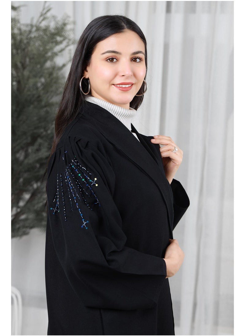 ألوان الجمال عباية باللون الأسود مميزة بتطريز من الكتف  - Image 4