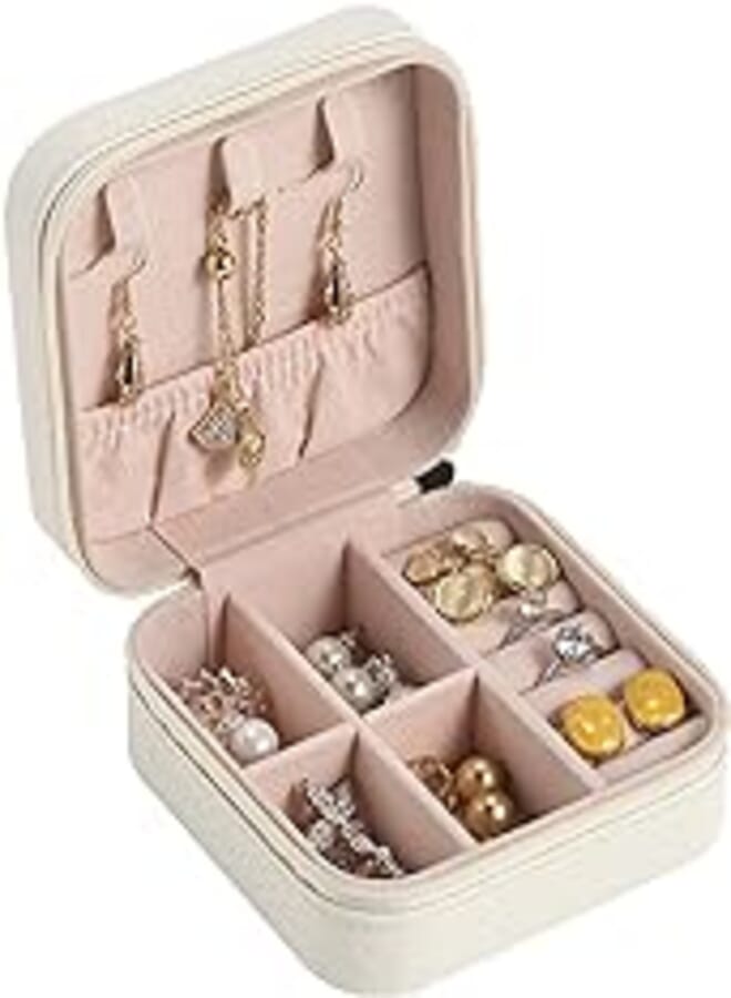 Wesoke Small Jewellery Box, Women Mini Jewellery Organizer Boxes for Ring Pendant Earring Necklace Bracelet, Portable PU Leather Girl Travel Jewelry Display Storage Holder Case, White