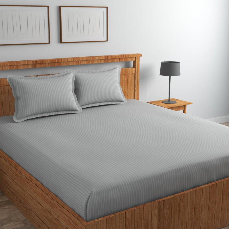 Blue Strip ملاءة سرير كينج بحجم 220 TC قطن ساتان مخطط أزرق مع غطاءين وسادة للسرير المزدوج للمنزل/الفنادق/بيت الضيافة، الحجم-90x100 بوصة (مسطحة) (رمادي) - Image 1