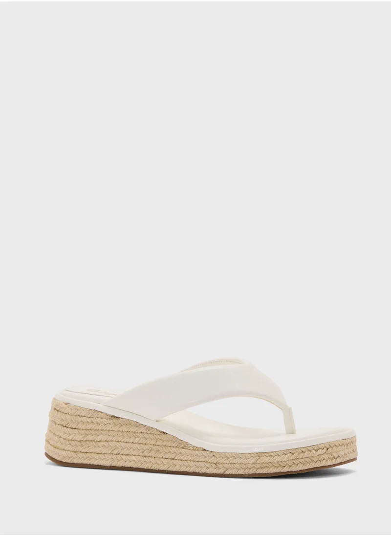 جينجر Thong Detail Mid Wedge Sandal