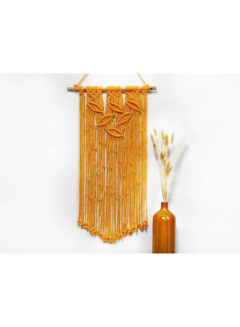 انتيكيانو قطعة مكرمية بوهيمية – لمسة فنية تنبض بالطبيعة تجمع هذه القطعة بين جمال التصميم البوهيمي ودفء الخيوط الطبيعية المنسوجة يدويًا، ما يجعلها إضافة مثالية لأي مساحة تبحث عن لمسة من البساطة والأناقة. سواء في غرفة المعيشة، غرفة النوم أو المدخل، تضيف هذه المكرمية سحرًا ناعمًا يلفت الأنظار. - Image 1