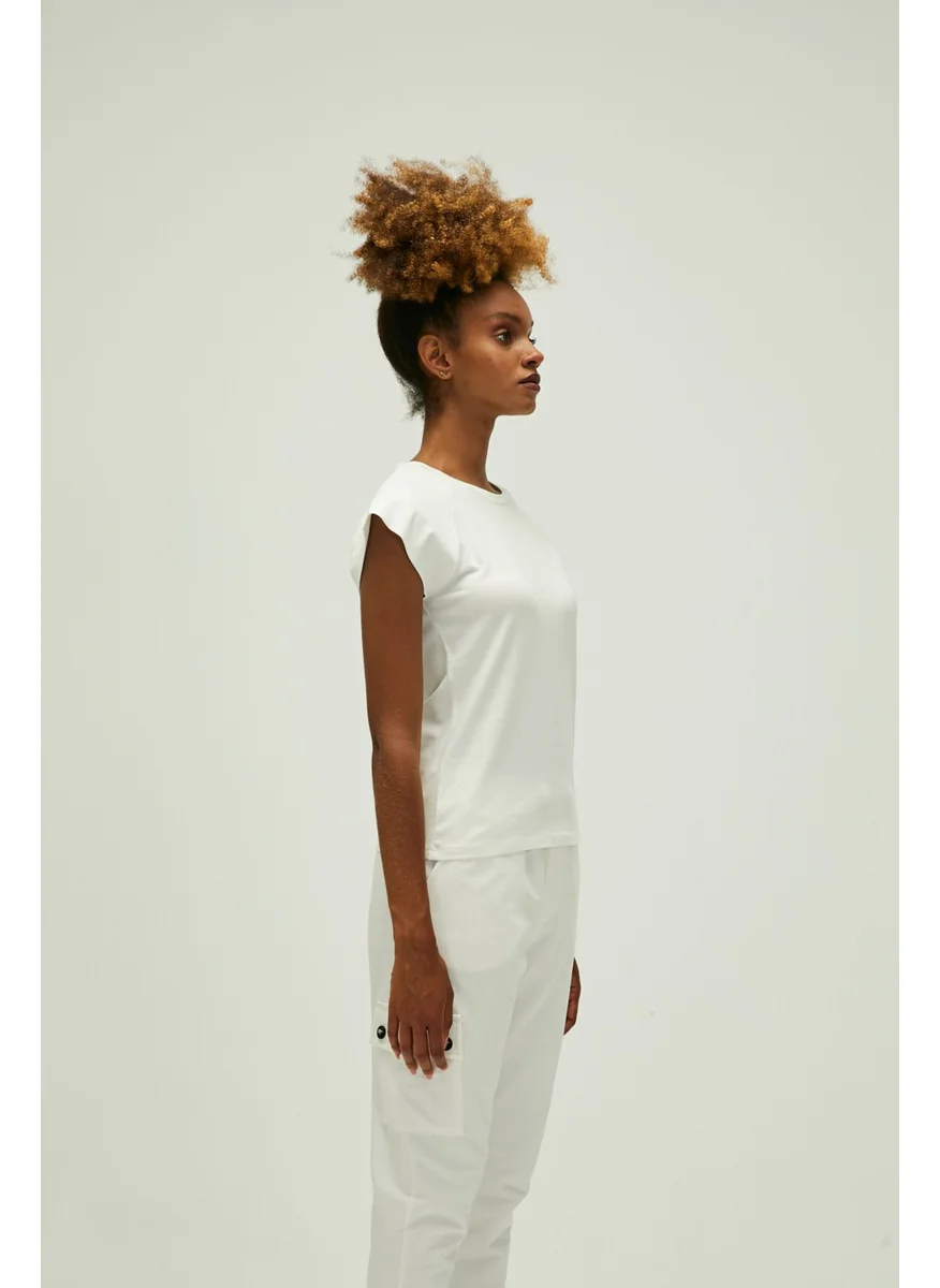 باد بير Women's Off White T-Shirt Mudra