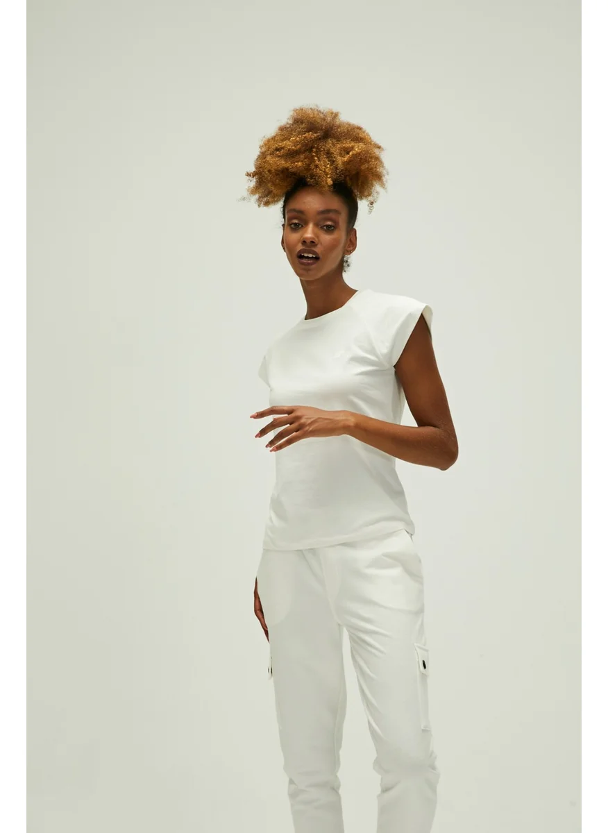 باد بير Women's Off White T-Shirt Mudra