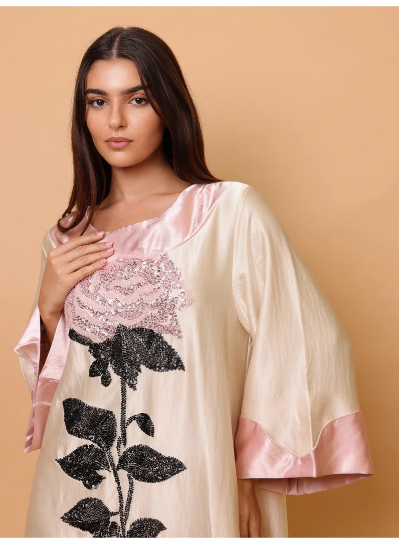 اكسا قماش أنيق لامع بتصميم زهرة كبيرة وأكمام عصرية بيج