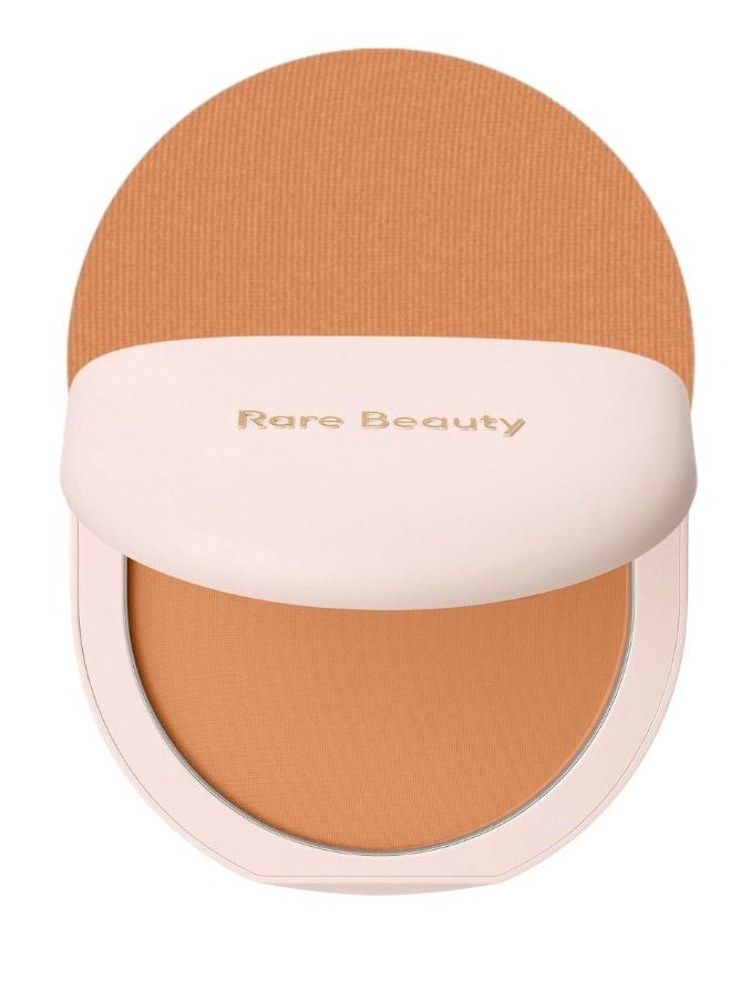 رير بيوتي Rare Beauty من Selena Gomez True to Myself بودرة مضغوطة ملونة وخالية من التلك - اللوز - متوسط ​​مع لون زيتوني محايد 8 جم  - Image 1