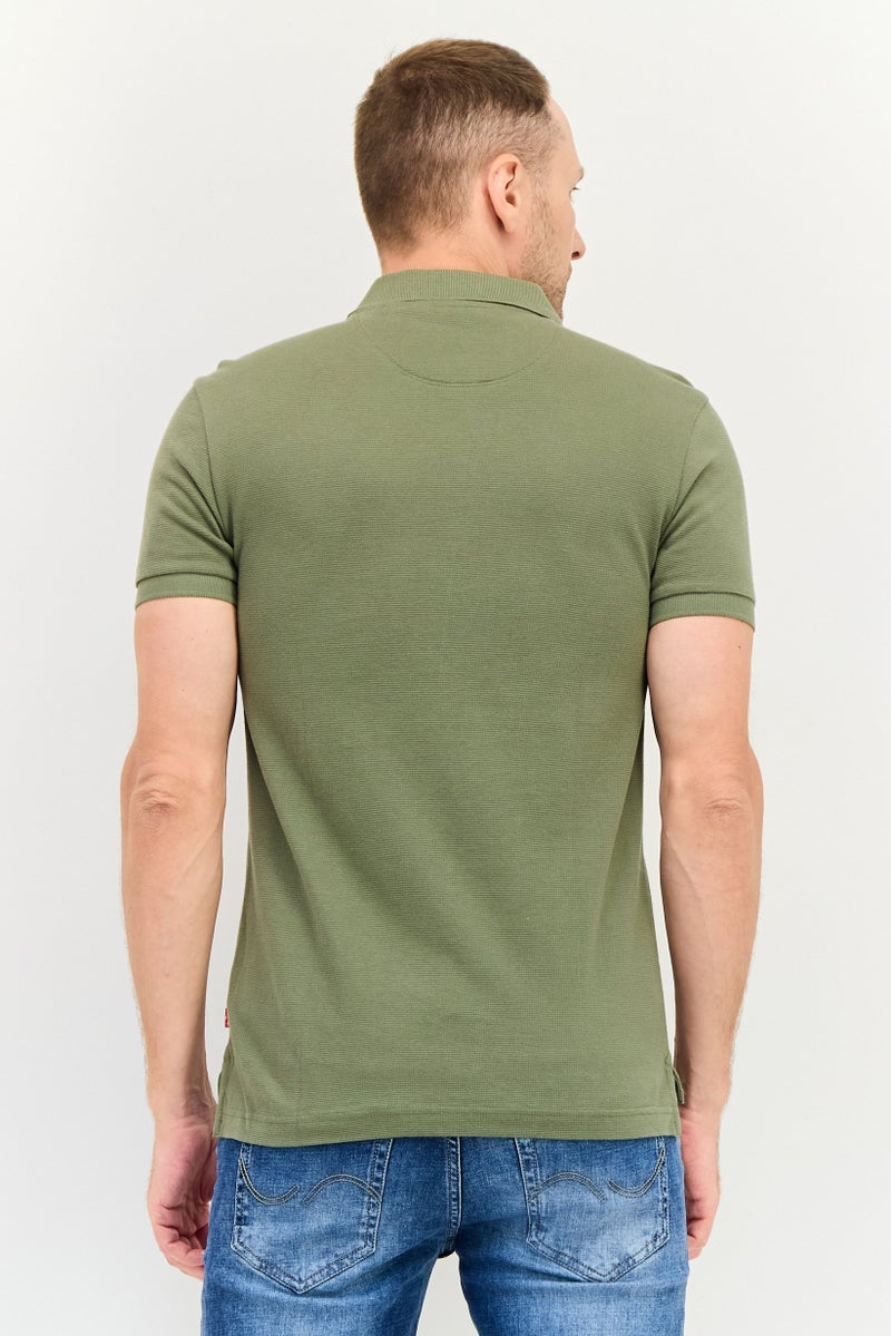 Levi's قميص بولو قصير الأكمام بتصميم عادي للرجال بشعار العلامة التجارية، زيتوني - Image 3