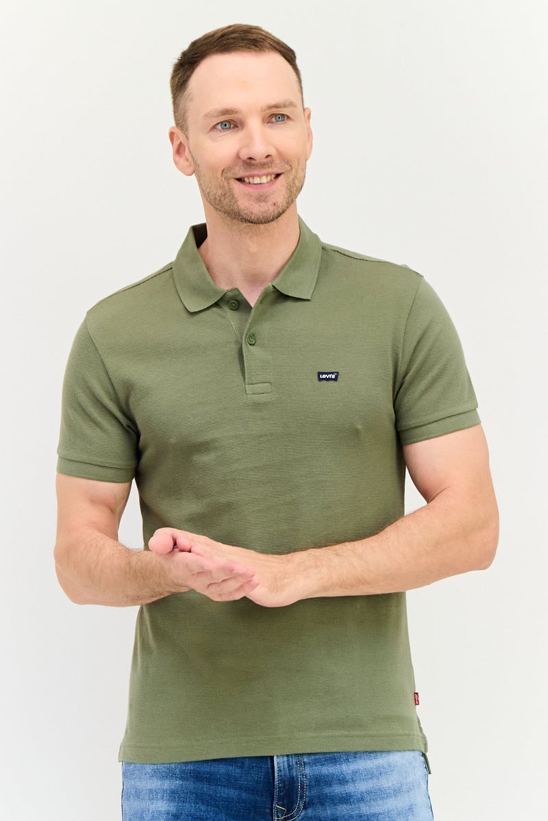 Levi's قميص بولو قصير الأكمام بتصميم عادي للرجال بشعار العلامة التجارية، زيتوني - Image 1