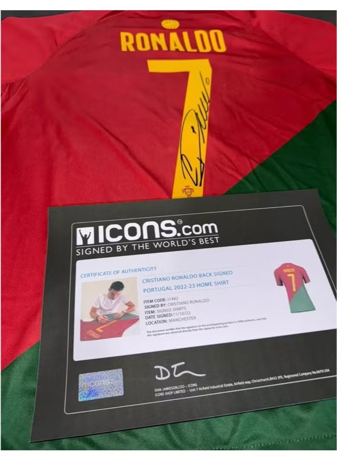 آيكونز قميص المنتخب البرتغالي بتوقيع كريستيانو رونالدو - إصدار محدود معتمد عالميًا - Image 2