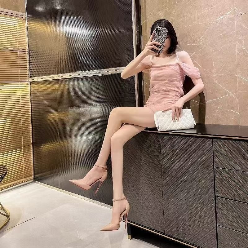 صنادل صيفية جديدة بتصميم مسطح وشريط رفيع، ذات رأس مدبب، من الجلد اللامع، تتميز بطابع جريء ومثير، مع فتحات مكشوفة، وكعب عالي نحيف للنساء. - Image 3
