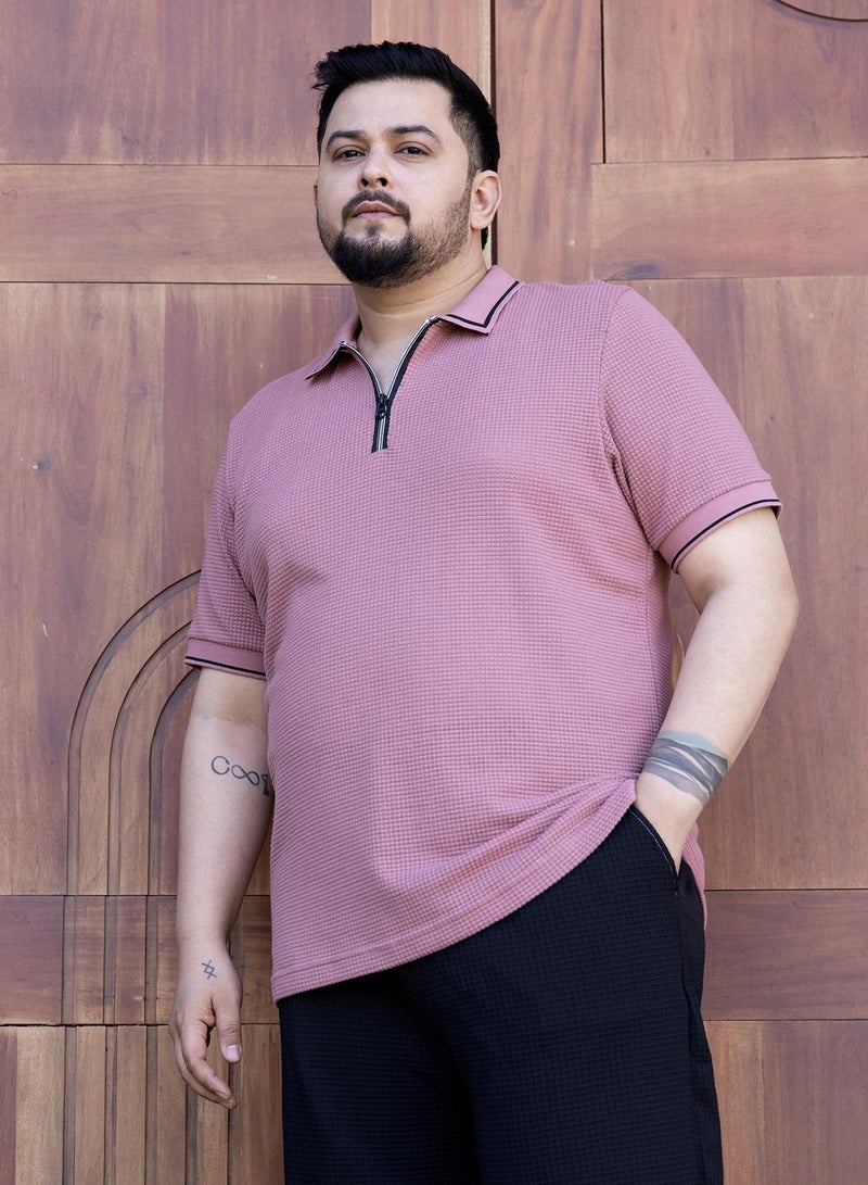 انستافاب بلس تيشيرت بولو رجالي وردي سلموني مقاس بلس بنقشة ميكرو وافل بياقة بولو وأكمام قصيرة مكبلة وسحاب نصفي مناسب للارتداء اليومي بتصميم مريح - Image 3