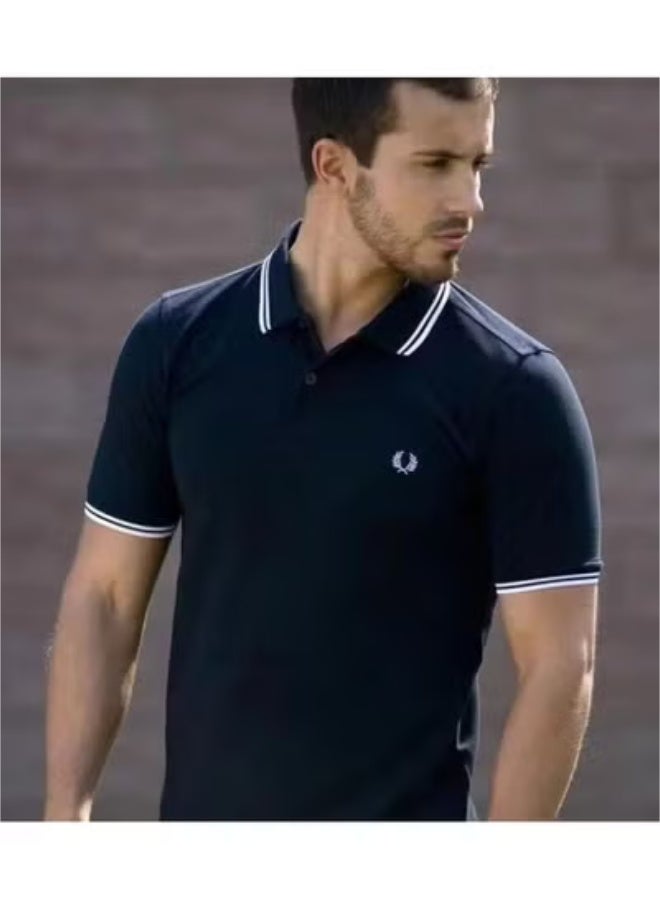 FRED PERRY قميص بولو بتصميم كلاسيكي للرجال من فريد بيري | 100% قطن، شعار مطرز، قابل للغسل في الغسالة | أزرق داكن/أبيض وتفاصيل بيضاء - Image 1