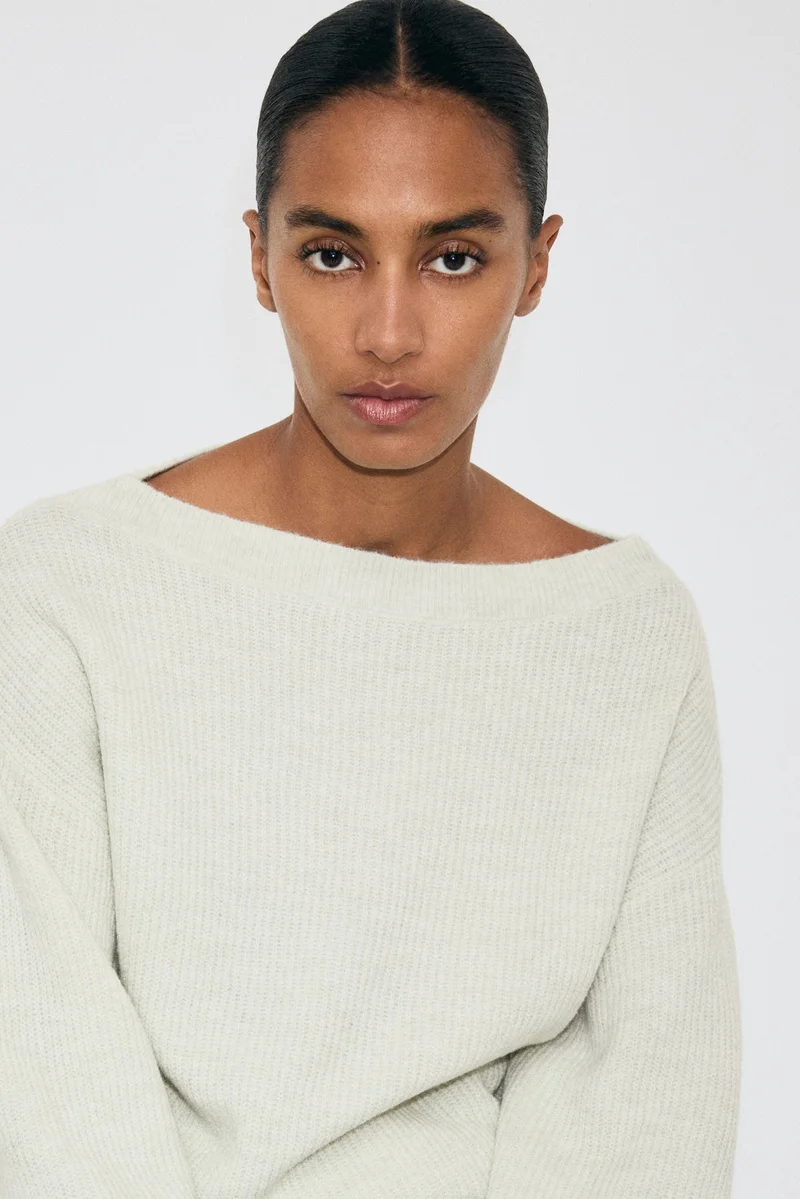 اتش اند ام كنزة بياقة واسعة