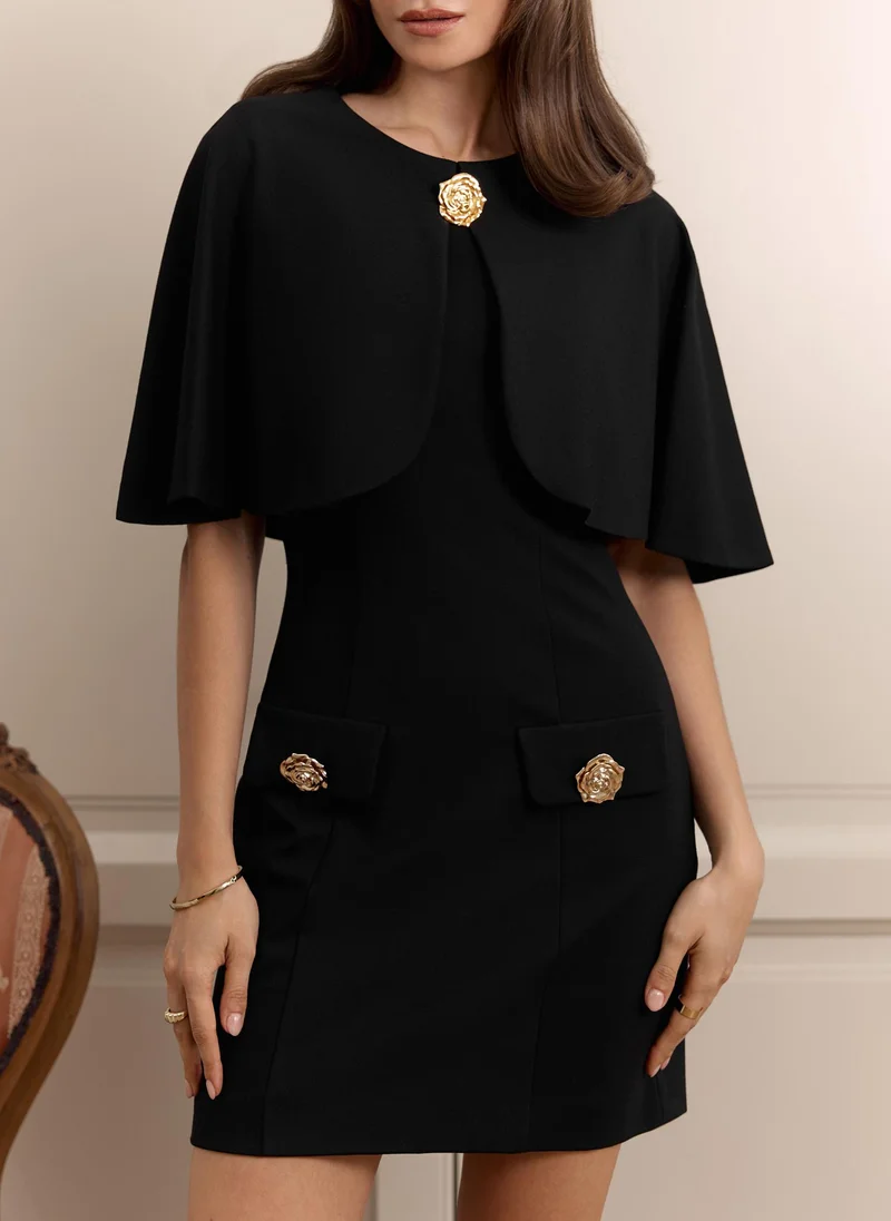 ليتشي فستان قصير مع عباءة على الكتف وأزرار زهور