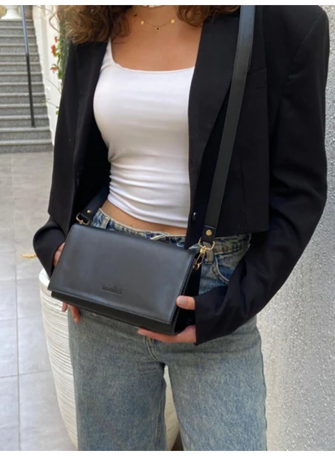 حقيبة كروس مثلثة الشكل باللون الأسود - Image 3