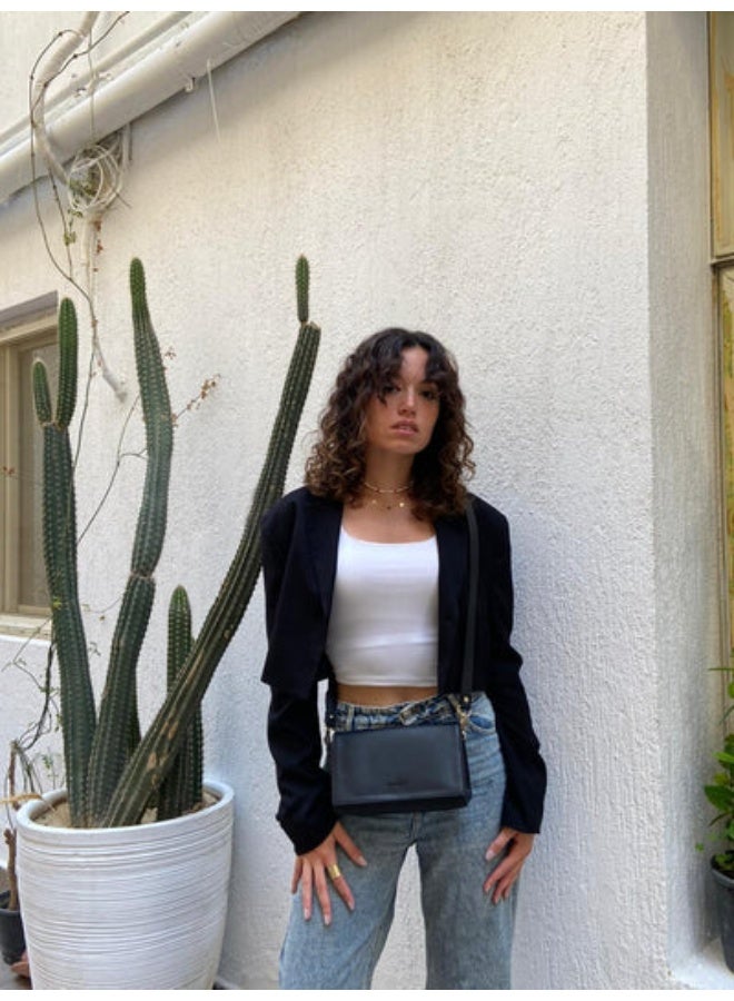 حقيبة كروس مثلثة الشكل باللون الأسود - Image 4