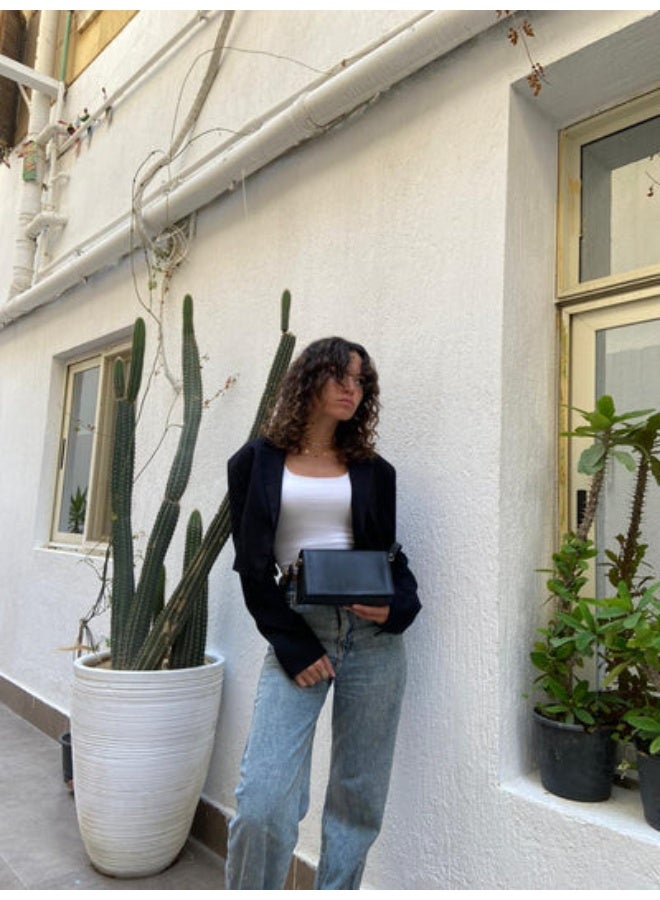 حقيبة كروس مثلثة الشكل باللون الأسود - Image 5