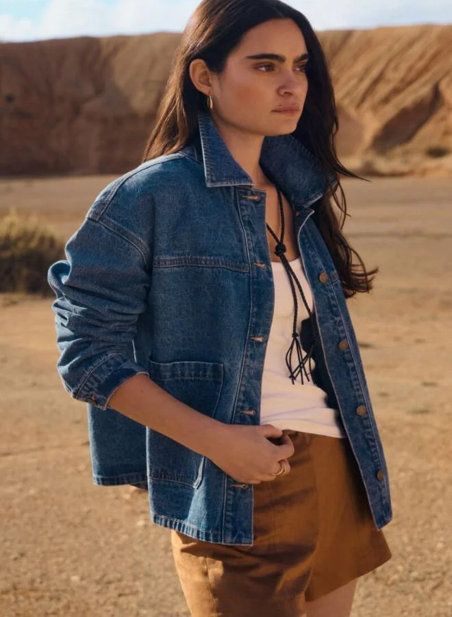 Oversized denim jacket. Shirt collar. Button fastening with placket. Front patch pockets. A washing process using new technologies has been used, reducing water, chemical, and energy consumption.