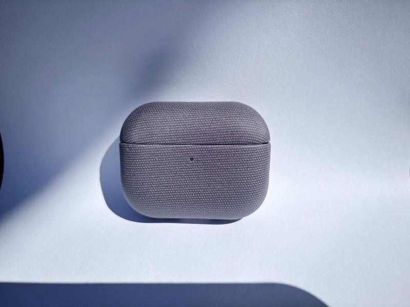 حافظة حماية متوافقة باللون بنفسجي وحماية من الخدش وحمل يومي خفيف خفيف الوزن مع سماعات AirPods Pro جلدية مع غطاء صلب للهدايا للاستخدام الشخصي للعائلة - Image 1