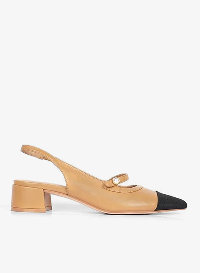 كابلي حذاء كعب خلفي أنيق بحزام لؤلؤي ومقدمة بلون متباين