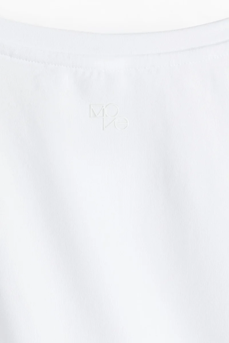 اتش اند ام بلوزة رياضية بقصة مربعة بتقنية