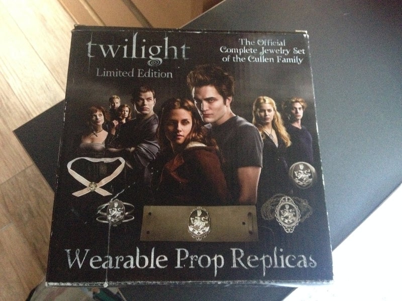 NECA Twilight Limited Edition Official Complete Jewelry Set of the Cullen Family - Image 2